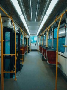 Gdańsk to miasto, które nieustannie się rozbudowuje – powstają nowe osiedla mieszkaniowe, rozwijają się dzielnice peryferyjne, a liczba mieszkańców i turystów stale rośnie.