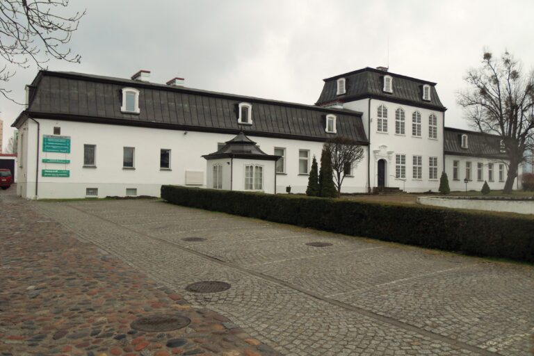 Dwor Uphagenow w Parku Uphagenow w dzielnicy Piecki-Migowo w Gdansku