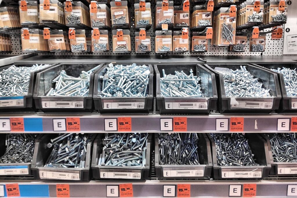 Śruby i wkręty na półkach marketu budowlanego