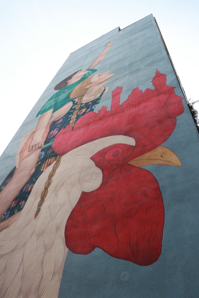 Mural z kogutem na bloku na Zaspie w Gdańsku