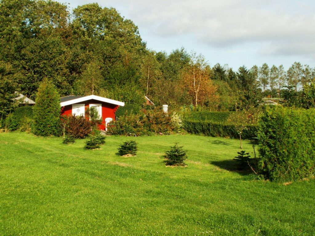 Działka w rodzinnym ogrodzie działkowym z altaną