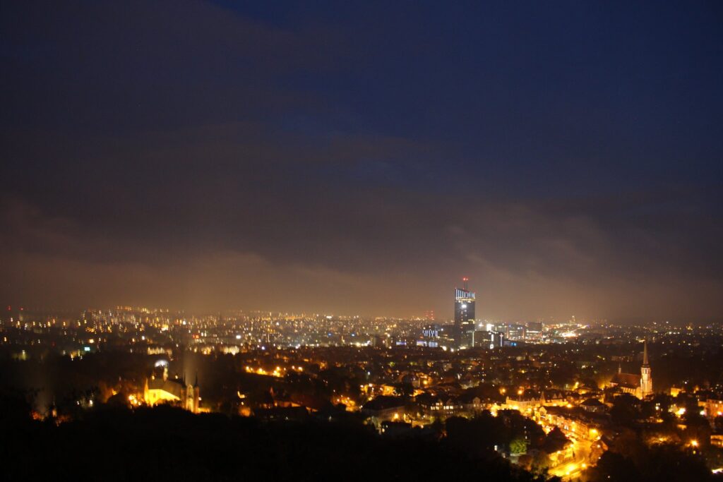 Nocna panorama Gdańska z wieży widokowej na Pachołku