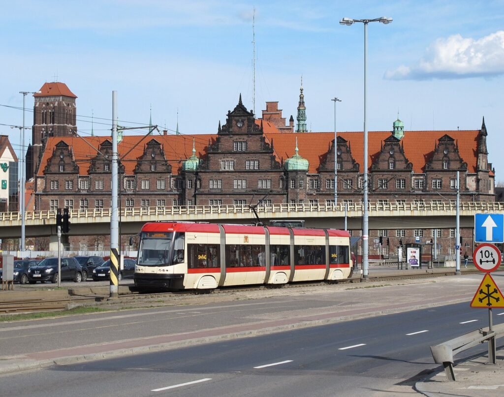 Tramwaj Pesa Swing w centrum Gdańska
