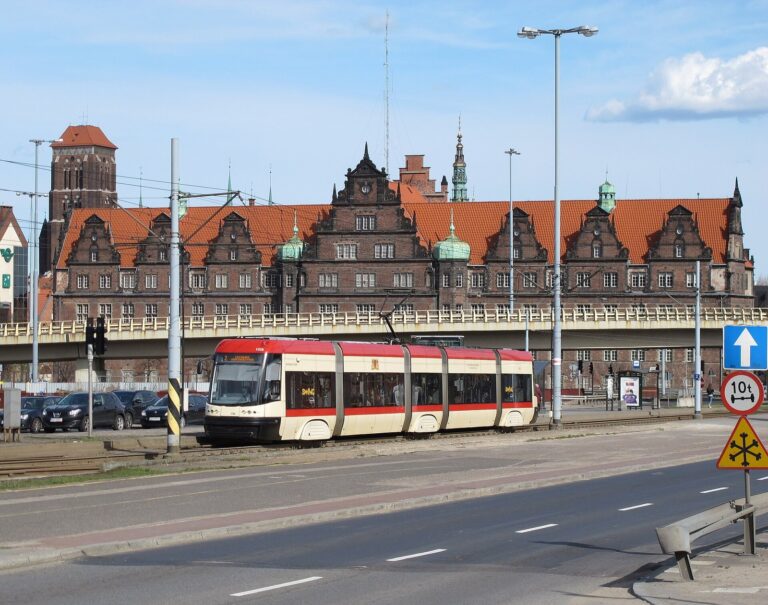 Tramwaj Pesa Swing w centrum Gdańska
